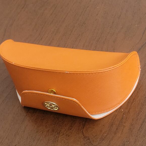 Tory Burch large sunglasses case with golden tone logo 904. - Picture 4 of 5